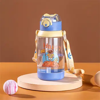 700ml Детска чаша за вода с голям капацитет със слама Сладка карикатура Бебешка бутилка за вода с презрамка за пътуване на открито